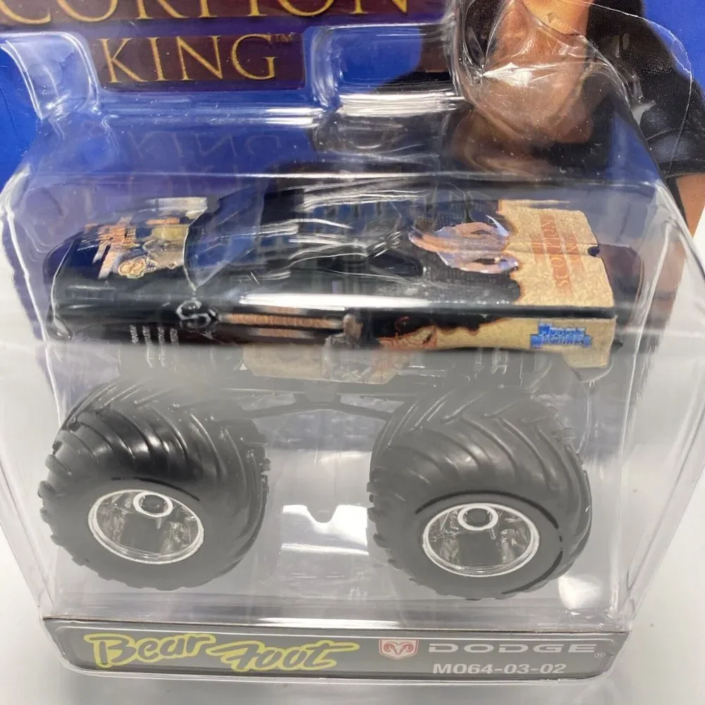 Muscle Machines‎ THE SCORPION KING Bear Foot Dodge monster truck 1:64 Scale
